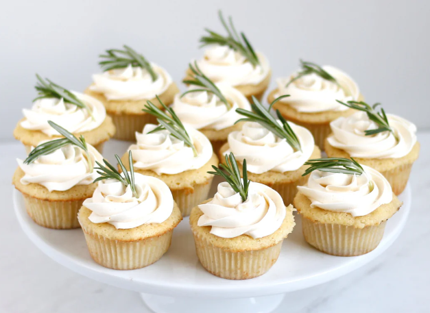 Rustic Dried Flowers Cupcakes