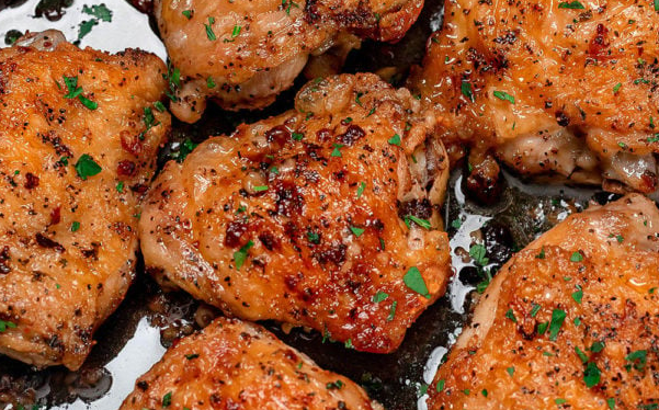 How to Make Garlic Chicken Thighs