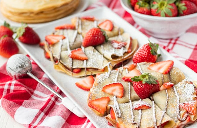 How to Prepare Nutella Crepes with Strawberries